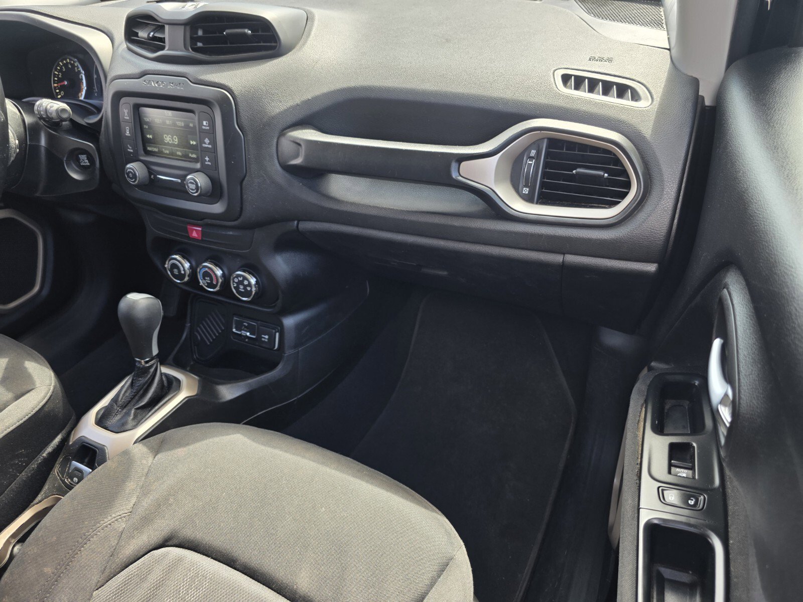 Used 2016 Jeep Renegade Latitude FWD image 15