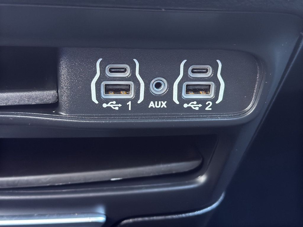 Used 2025 Chrysler Pacifica Select FWD image 30