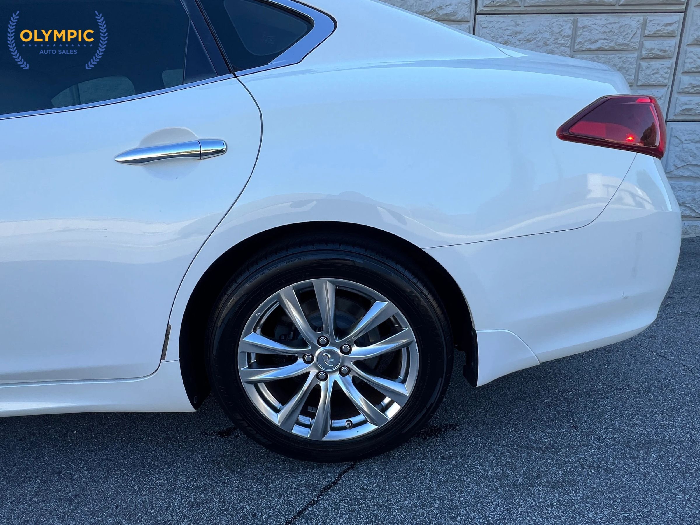 Used 2015 INFINITI Q70 3.7 RWD image 10