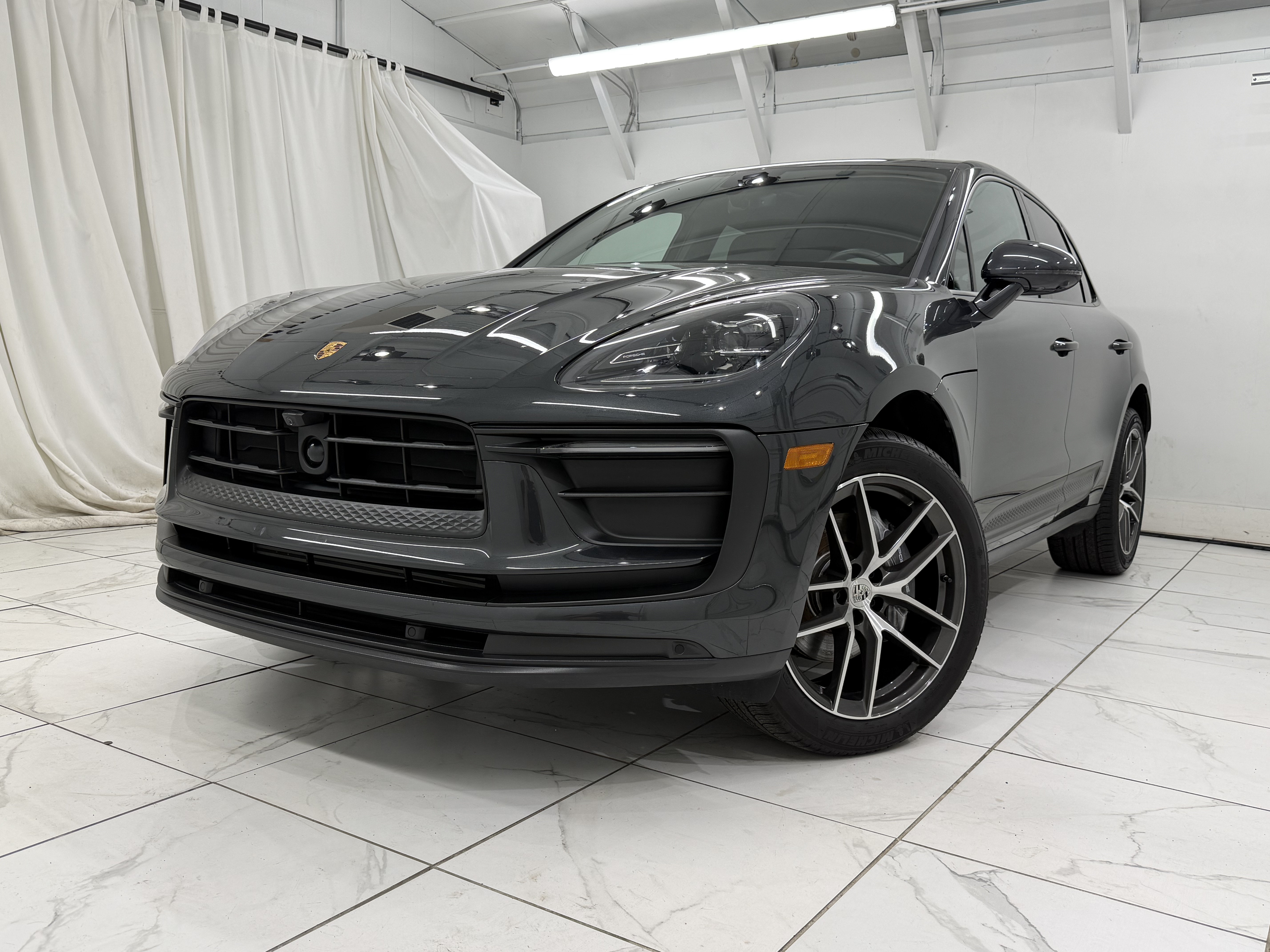 Certified 2024 Porsche Macan AWD/4WD image 8