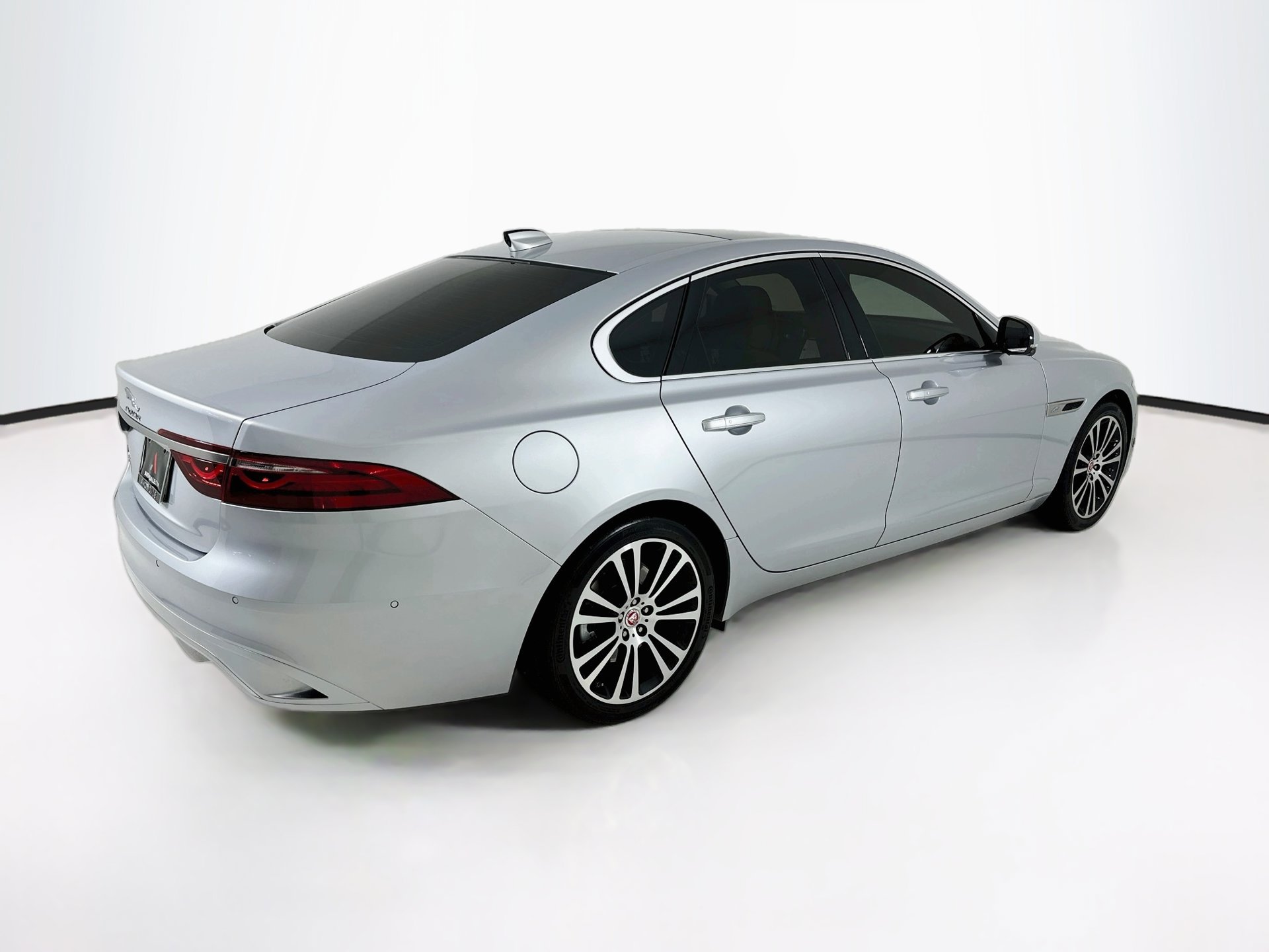 Used 2021 Jaguar XF SE RWD image 8
