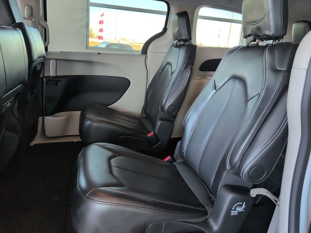 Used 2024 Chrysler Pacifica Touring-L image 16