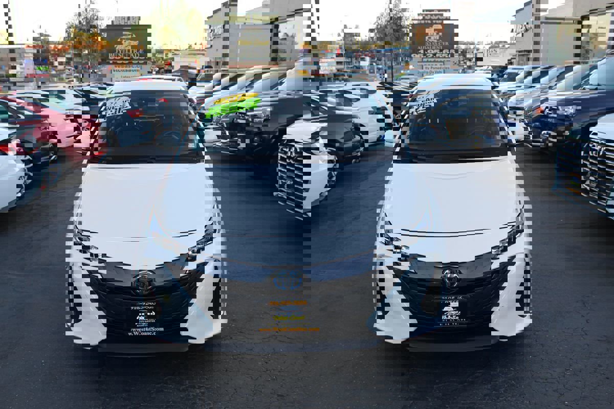 Used 2017 Toyota Prius Prime Premium image 3