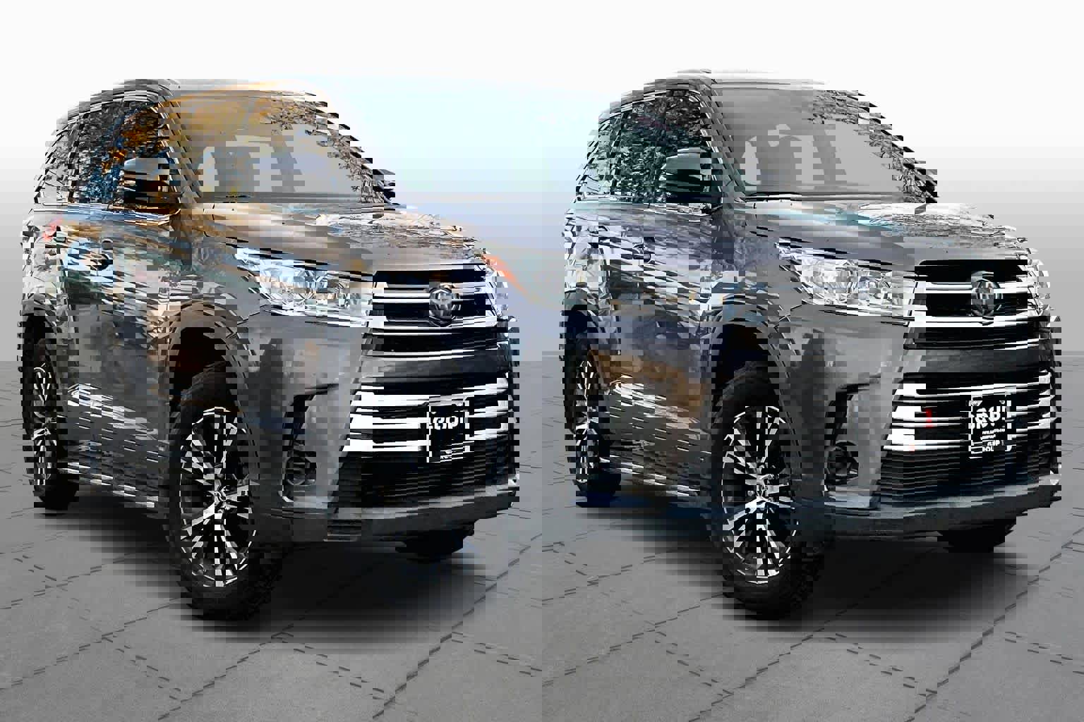 Used 2017 Toyota Highlander LE image 2