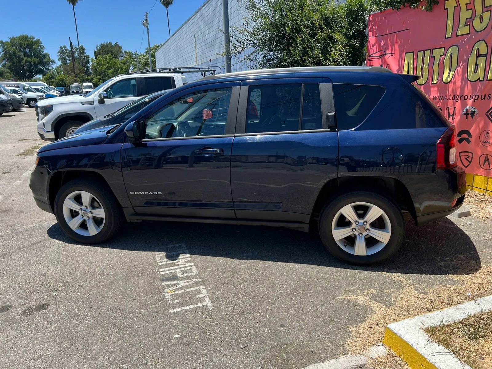 Used 2014 Jeep Compass Latitude w/ Sun/Sound Group AWD/4WD image 7