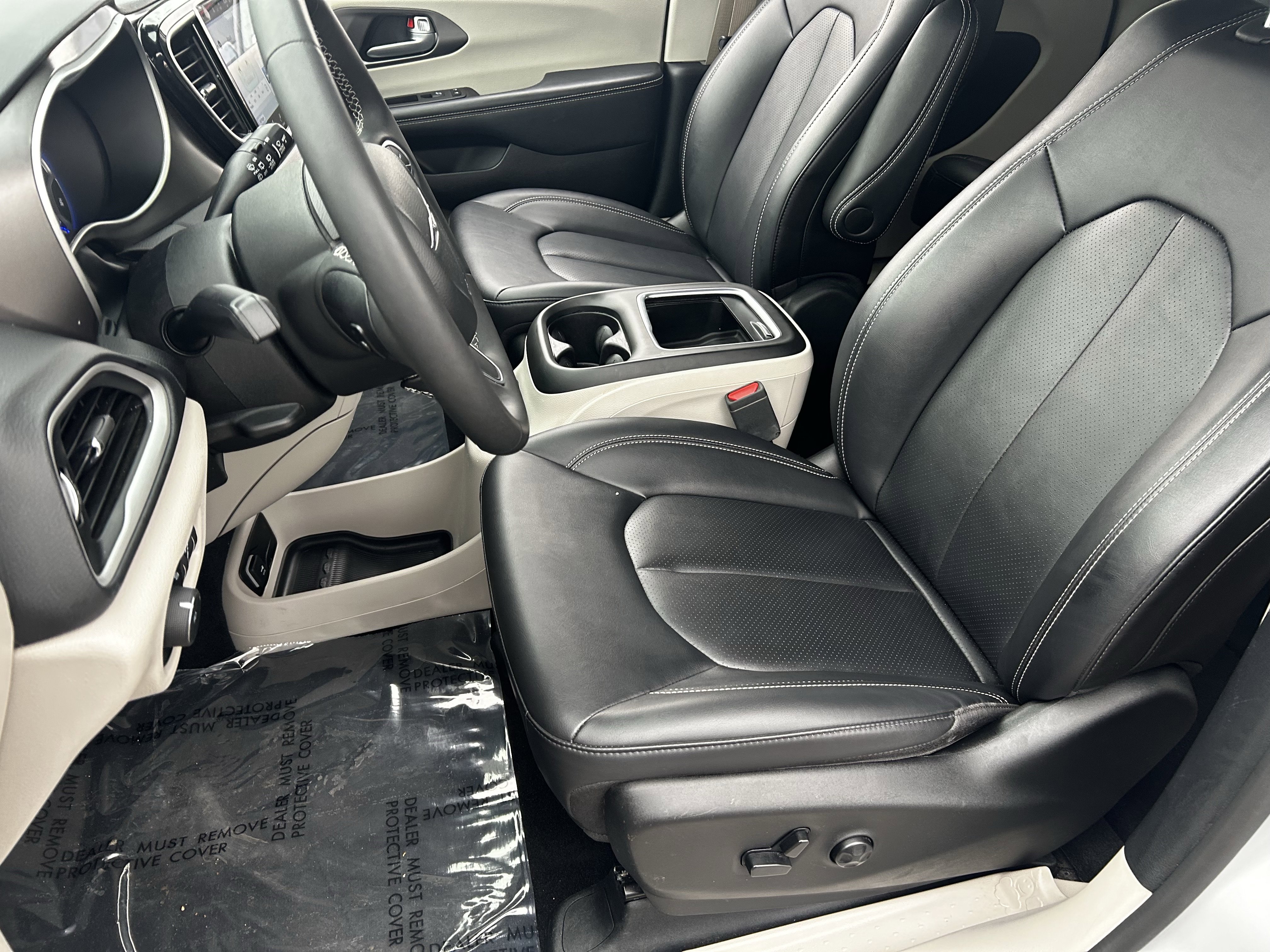 Certified 2024 Chrysler Pacifica Touring-L image 19