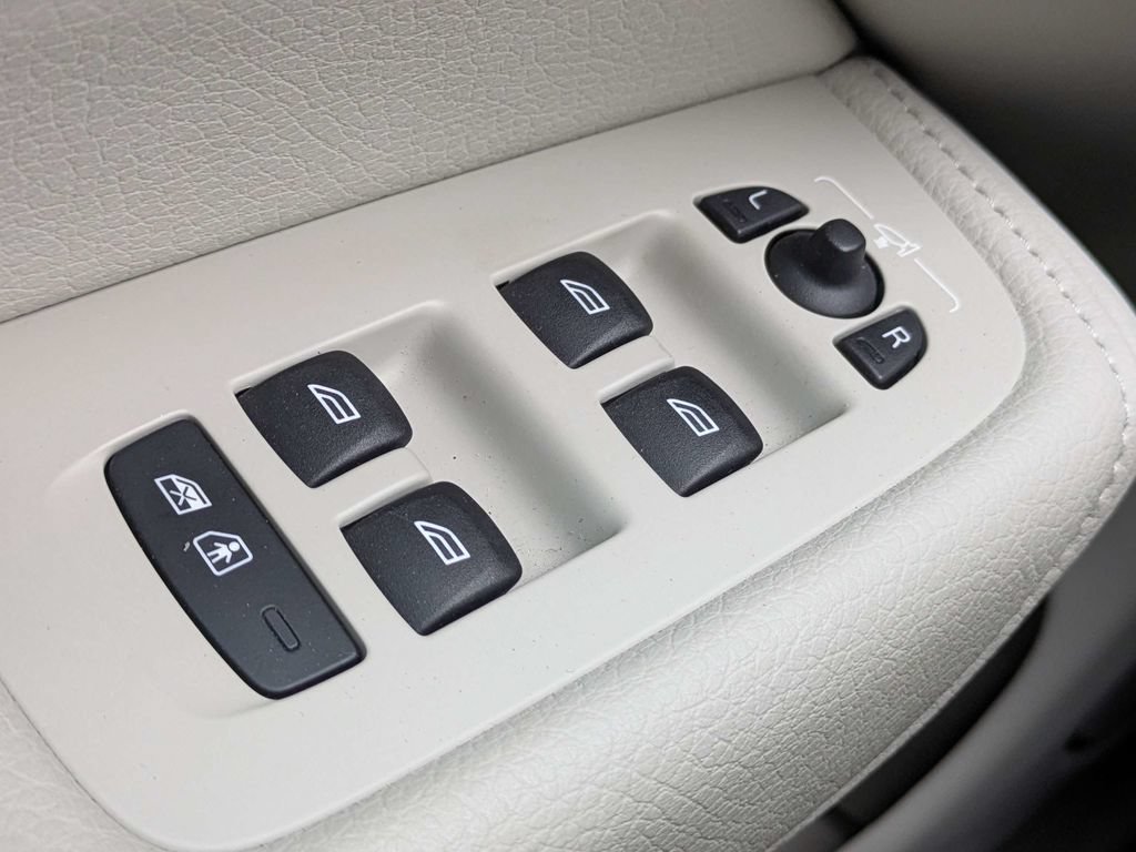 Used 2022 Volvo XC60 T8 Inscription Expression AWD/4WD image 25