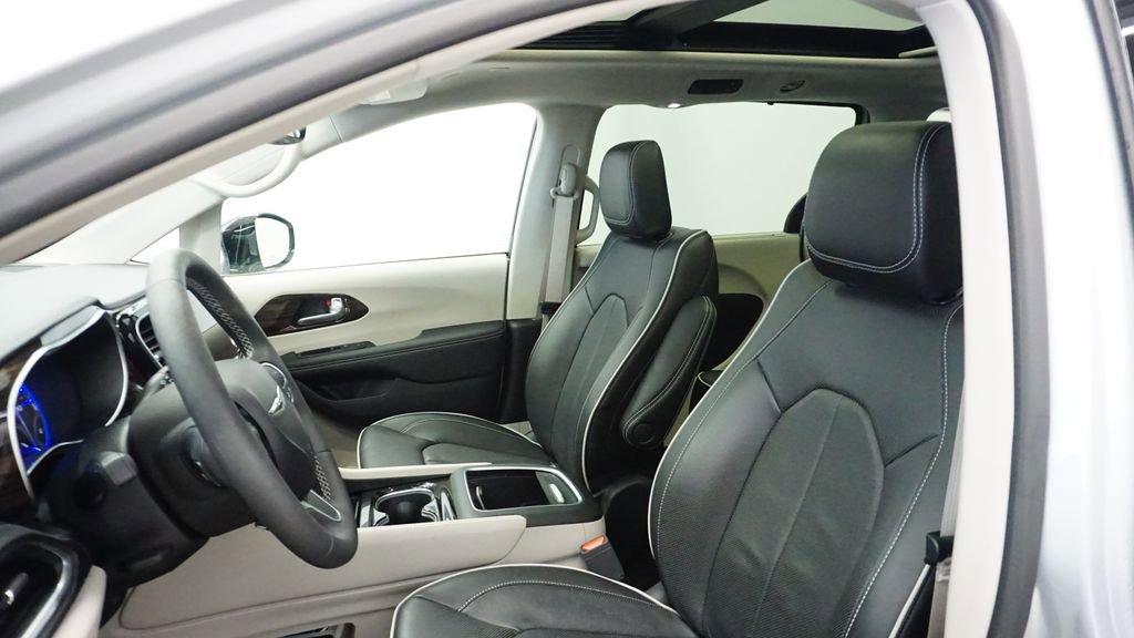 Used 2024 Chrysler Pacifica Limited AWD/4WD image 22