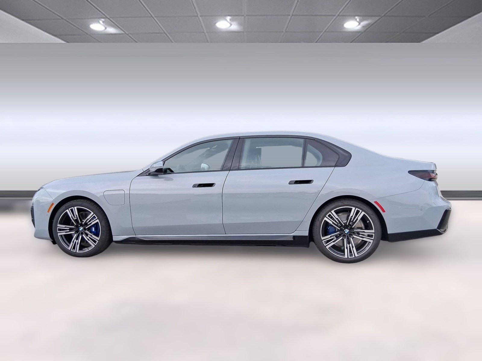 Used 2026 BMW 750e xDrive AWD/4WD image 2