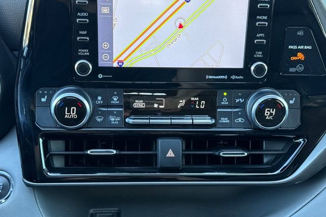 Used 2022 Toyota Highlander XLE AWD/4WD image 28