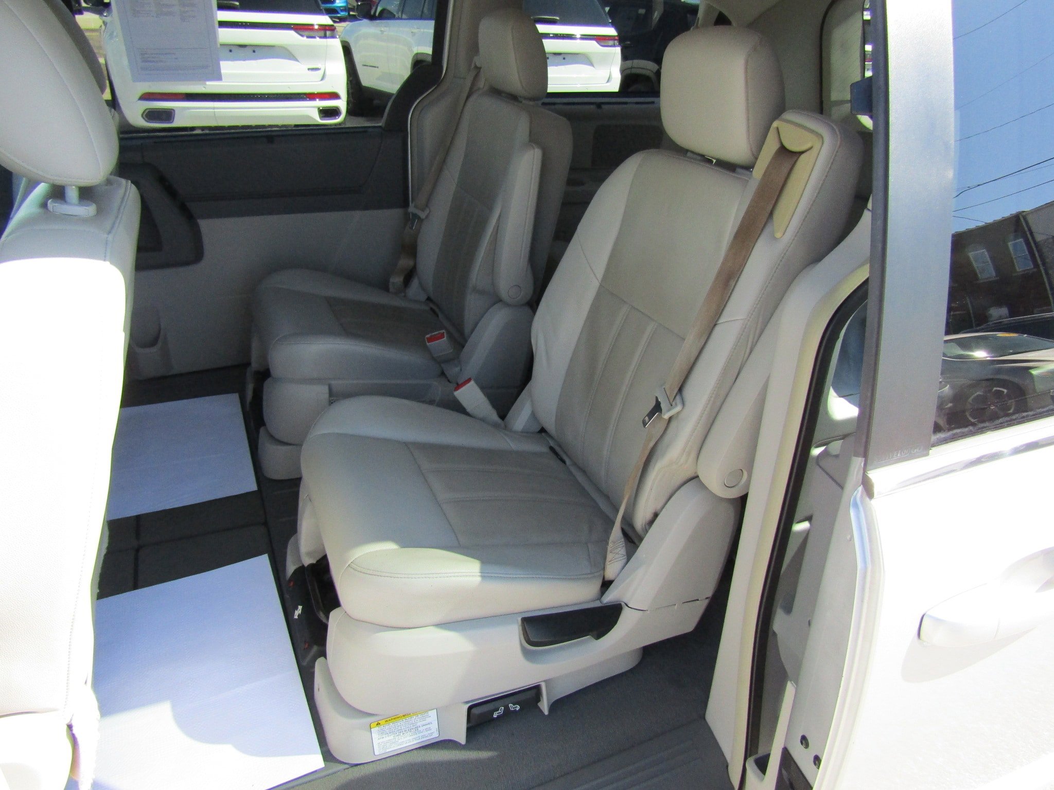 Used 2008 Chrysler Town & Country Touring FWD image 14