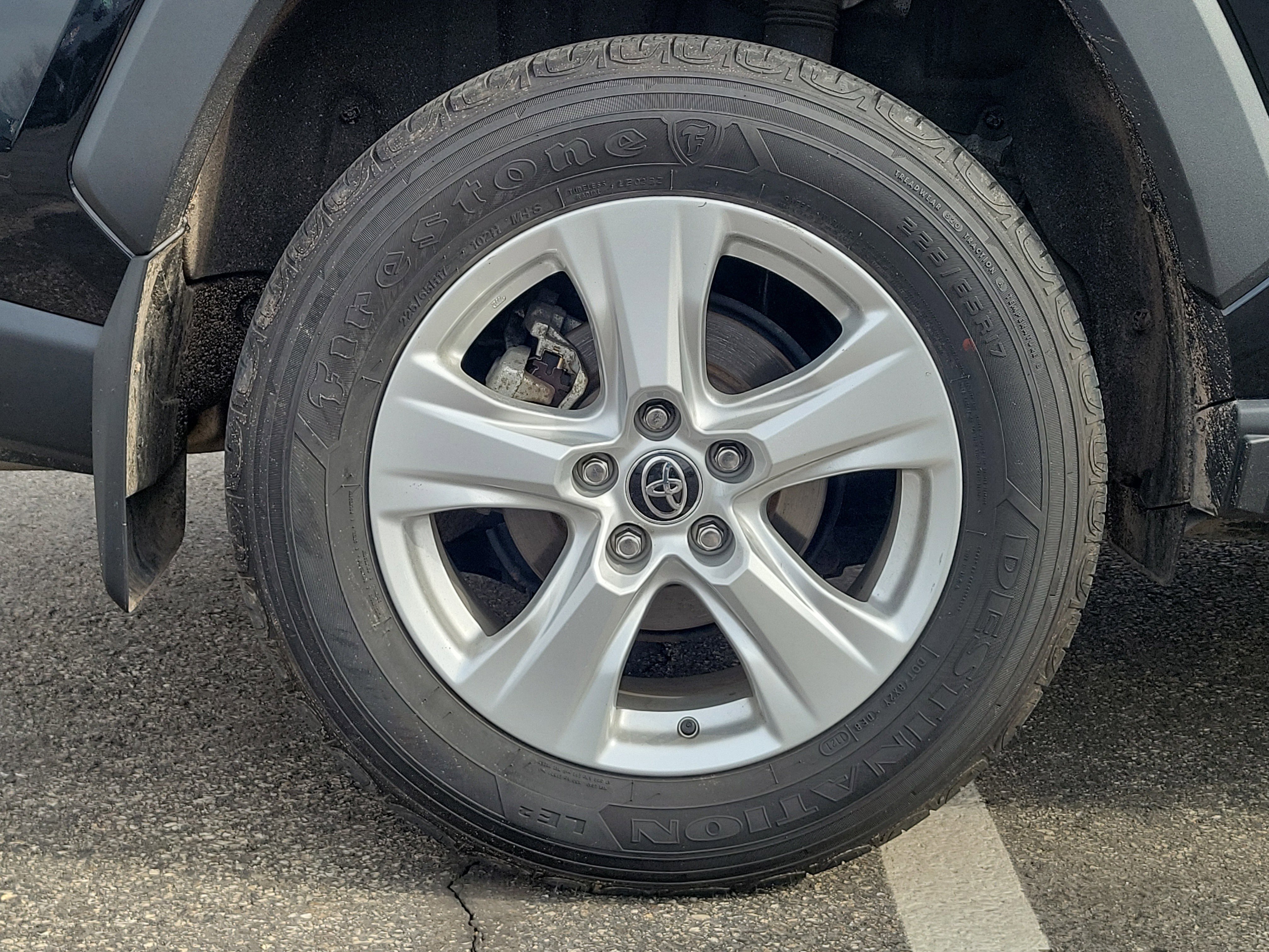 Used 2021 Toyota RAV4 XLE w/ Convenience Package image 5