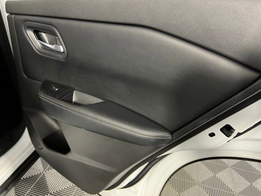 Used 2024 Nissan Rogue SV image 28