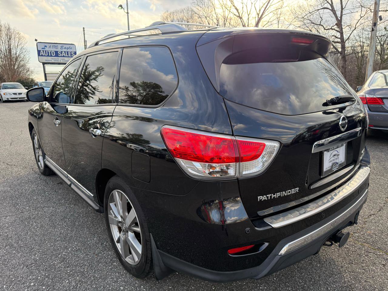 Used 2015 Nissan Pathfinder Platinum w/ Family Entertainment Package AWD/4WD image 5