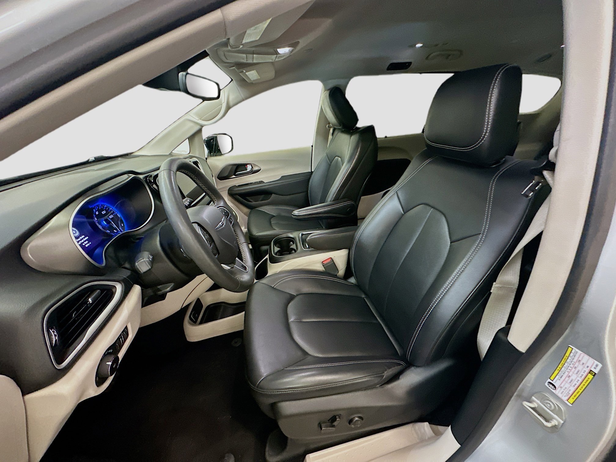 Used 2024 Chrysler Pacifica Touring-L FWD image 13