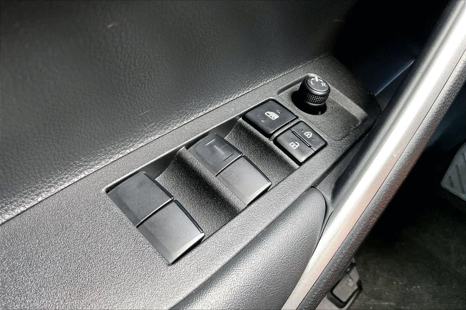 Used 2026 Toyota Corolla Cross LE FWD image 33