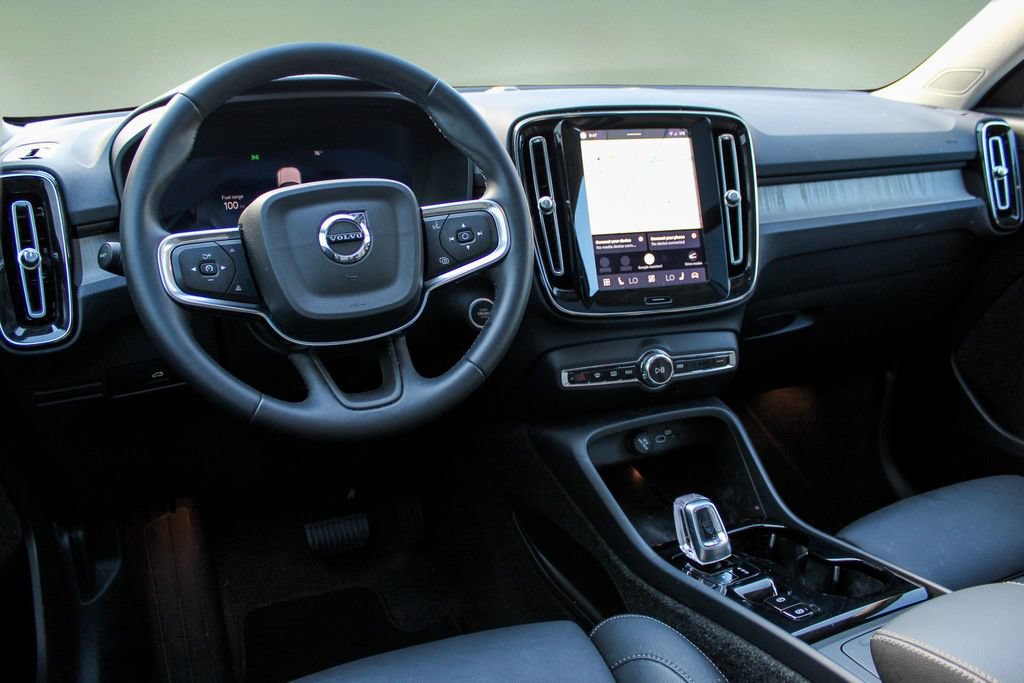 Certified 2025 Volvo XC40 B5 Plus AWD/4WD image 17