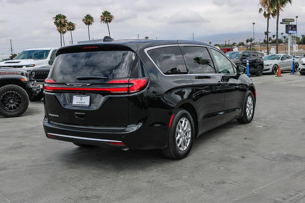 New 2027 Chrysler Pacifica Select FWD image 9