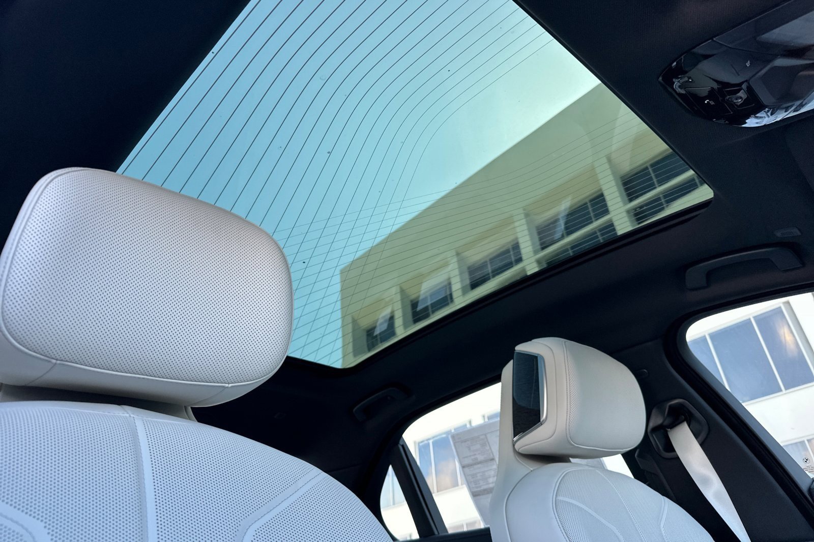 New 2026 BMW 750e xDrive AWD/4WD image 15