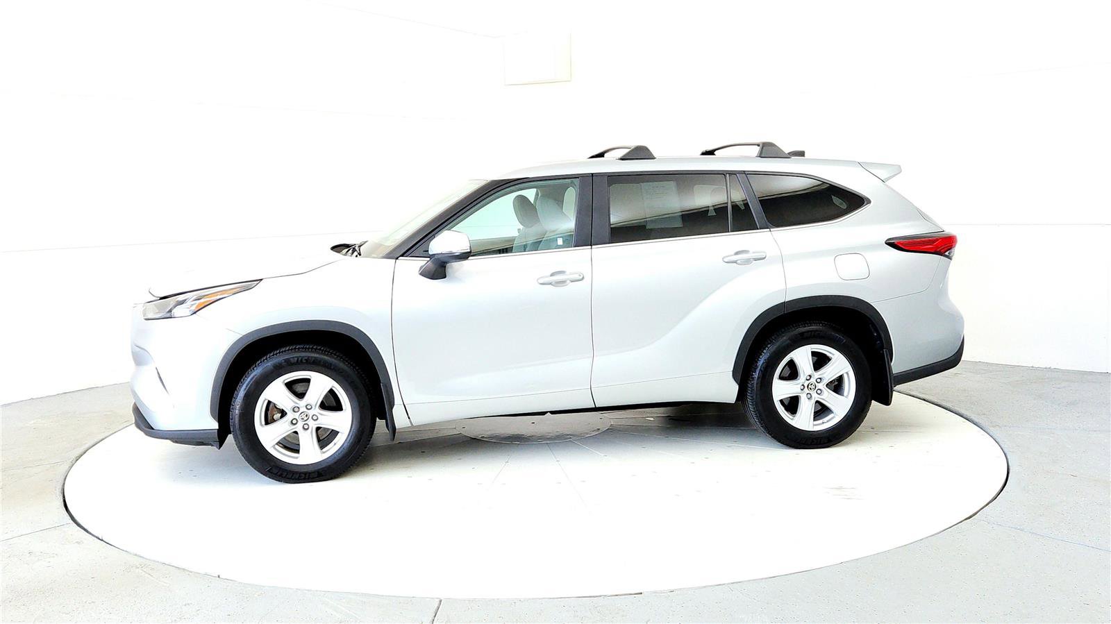 Used 2023 Toyota Highlander LE image 3