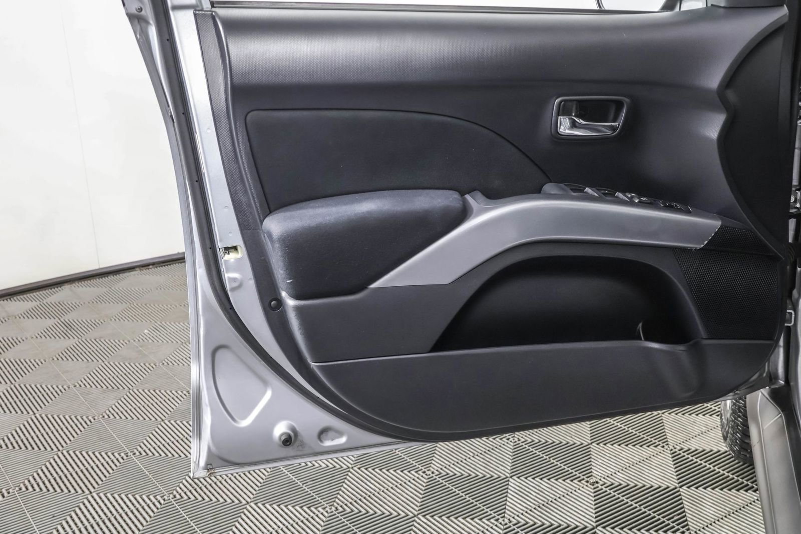 Used 2009 Mitsubishi Outlander ES image 29