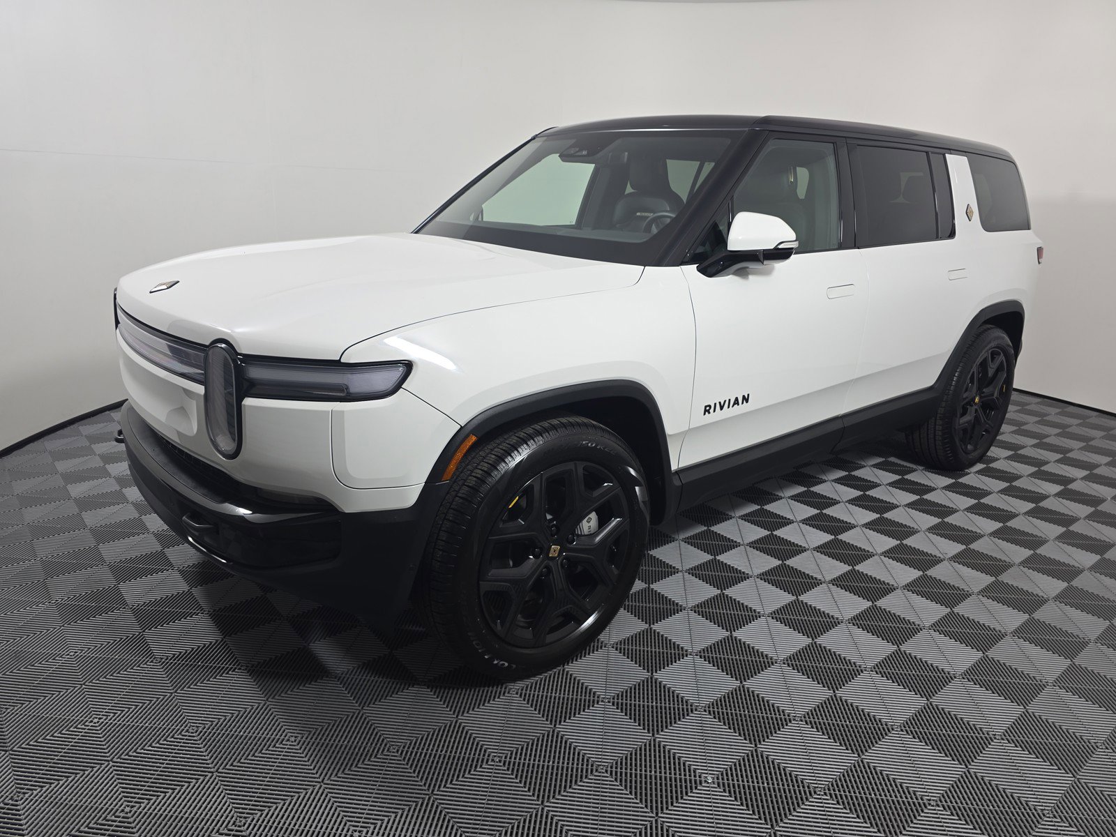 Used 2025 Rivian R1S Adventure