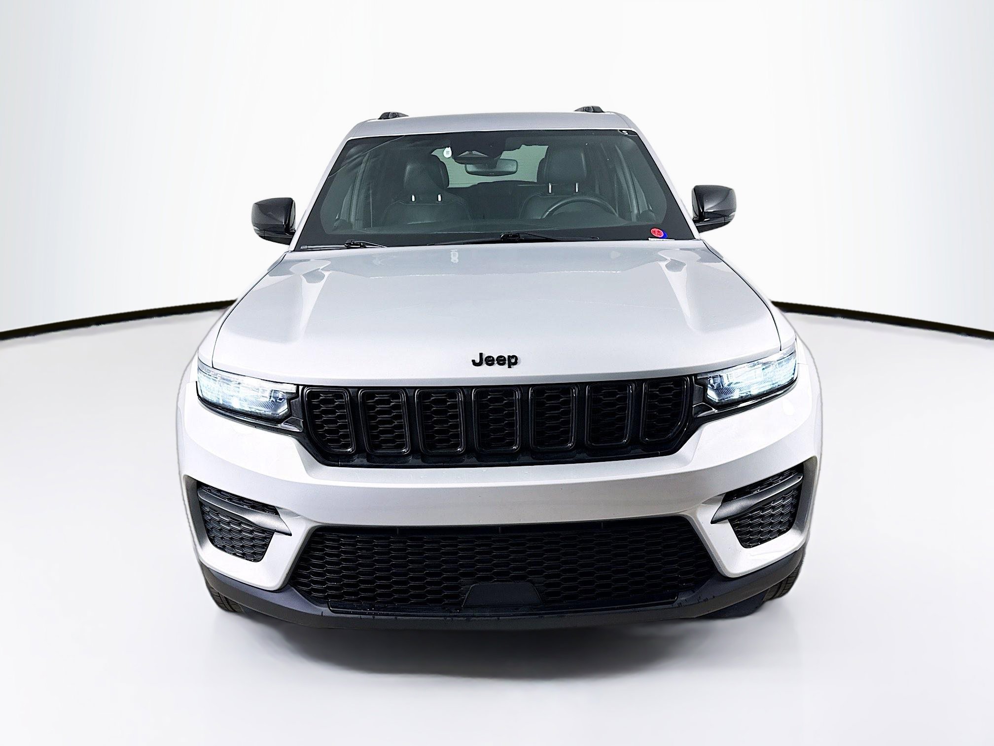 Used 2024 Jeep Grand Cherokee Altitude image 3