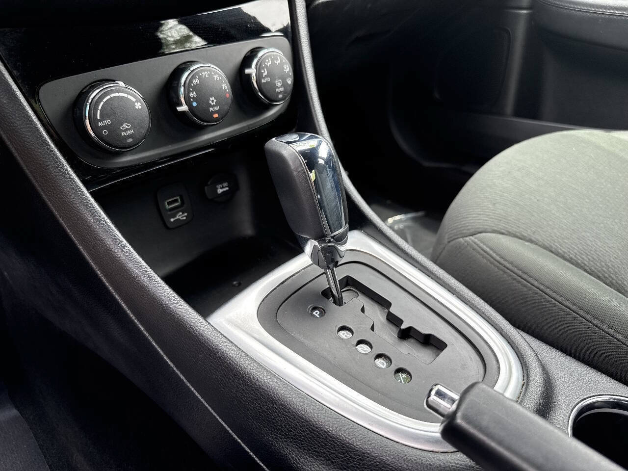 Used 2011 Chrysler 200 Touring FWD image 23