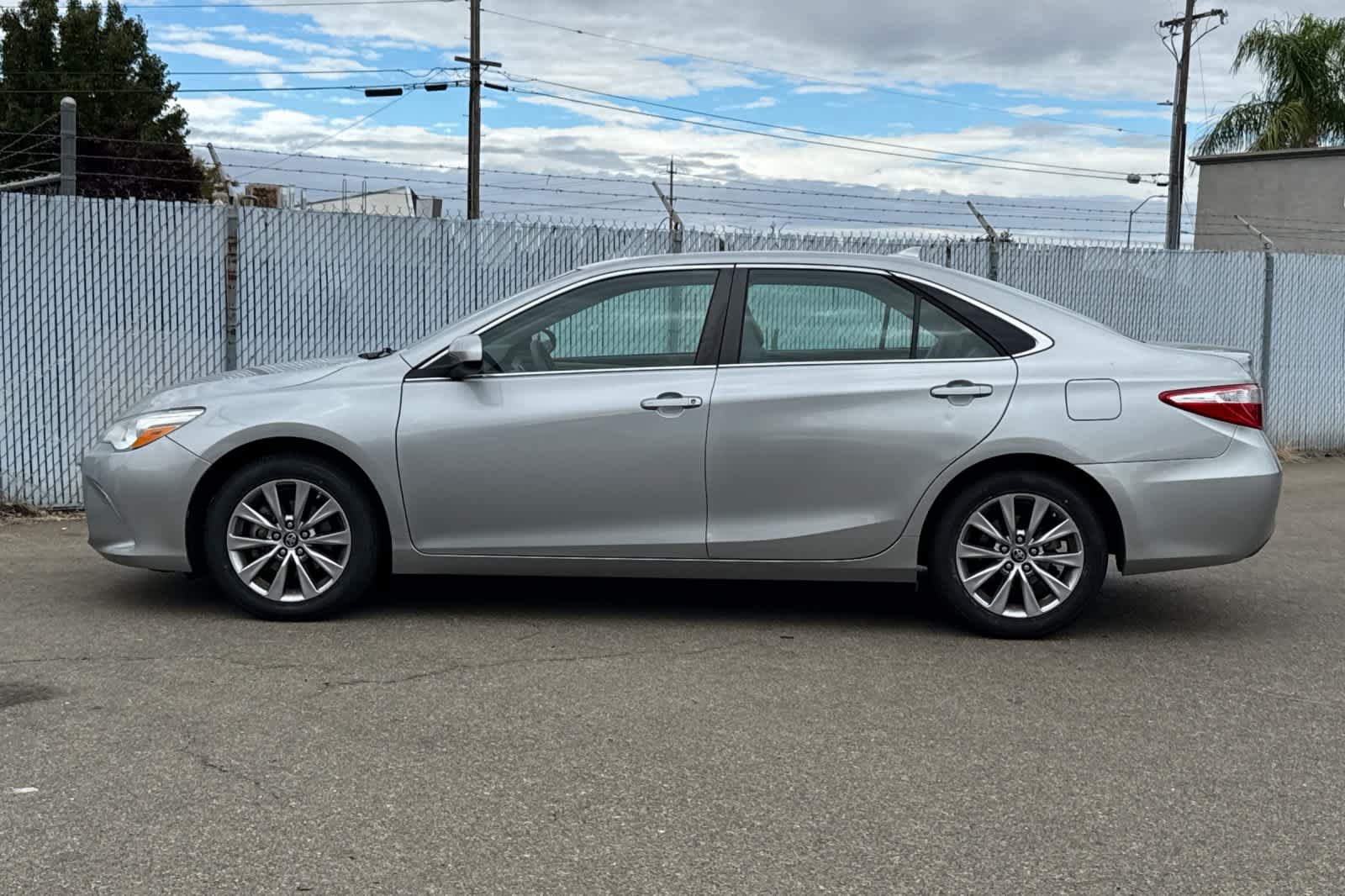 Used 2017 Toyota Camry XLE w/ Moonroof Package FWD video 2