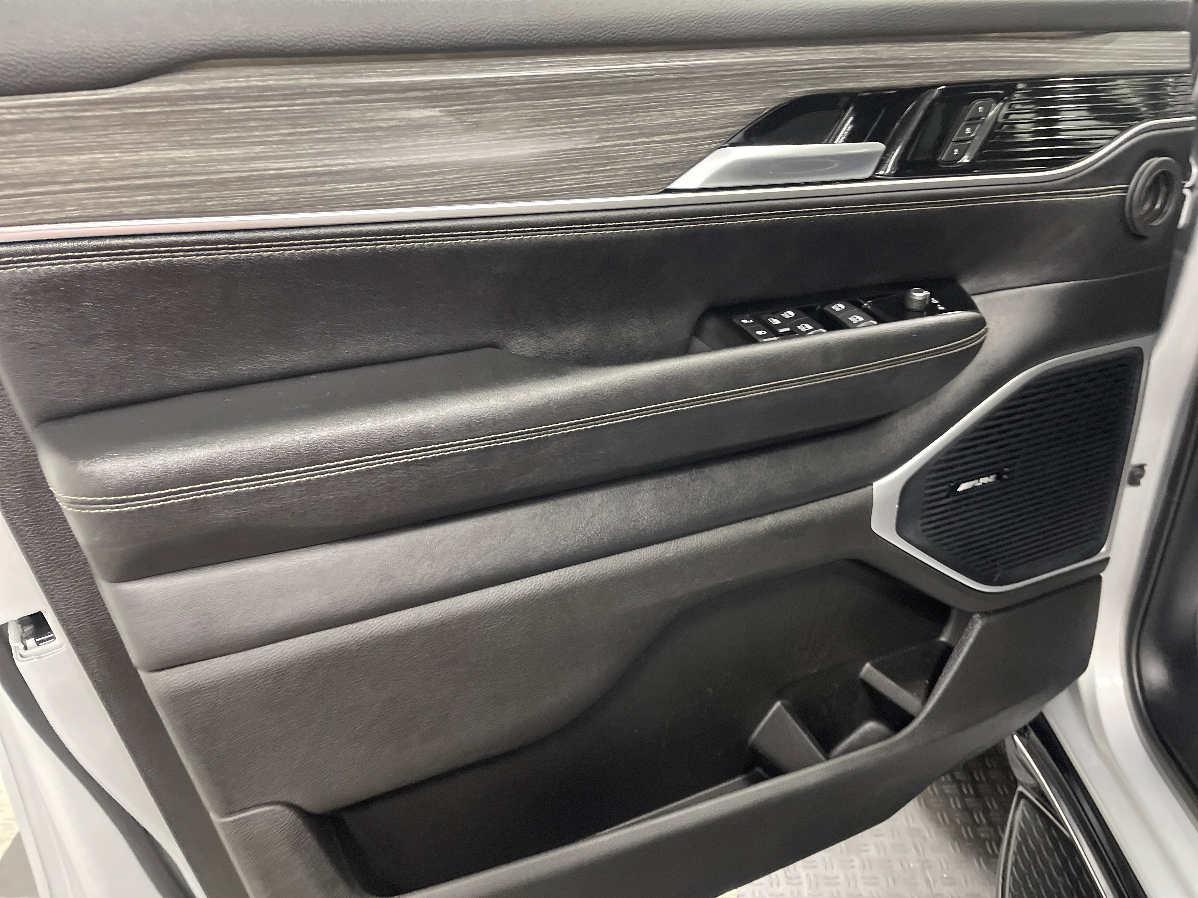 Used 2024 Jeep Wagoneer L Series II w/ Flexible Seating Group image 10