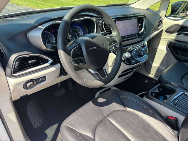 Used 2024 Chrysler Pacifica Touring-L FWD image 7