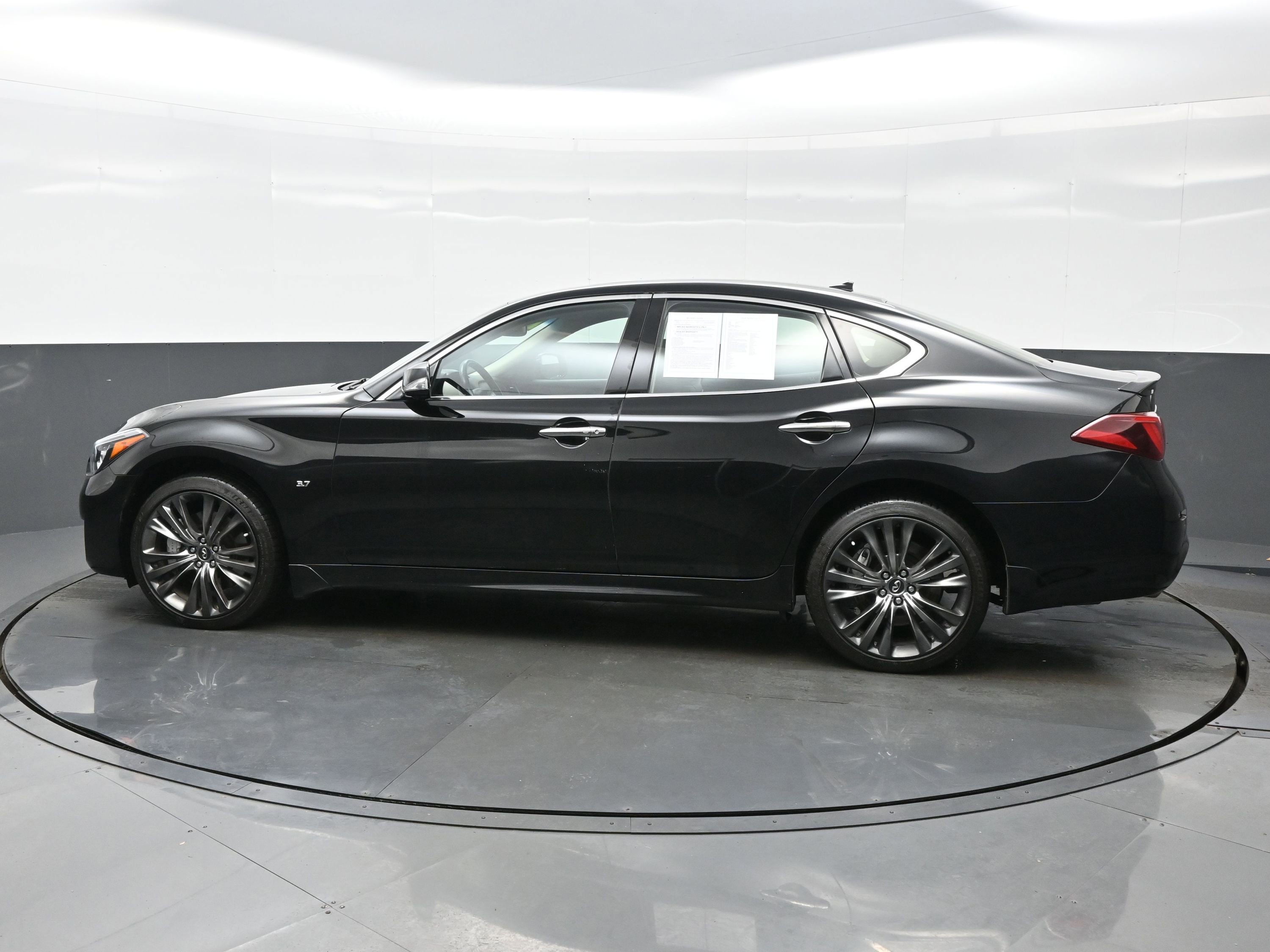 Used 2018 INFINITI Q70 Luxe image 3