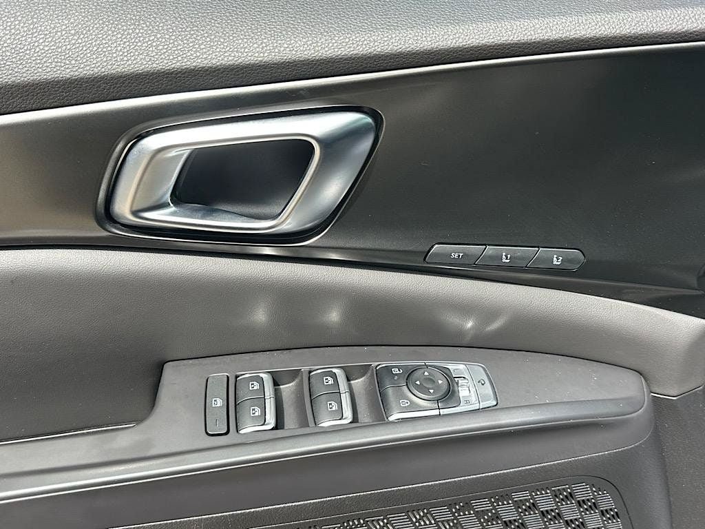 Used 2025 Kia Carnival SX w/ SX Dark Edition Package FWD image 15