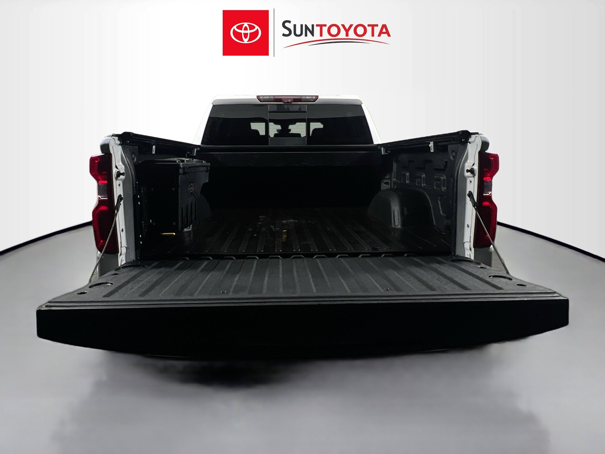 Used 2020 Chevrolet Silverado 1500 High Country w/ Technology Package image 34