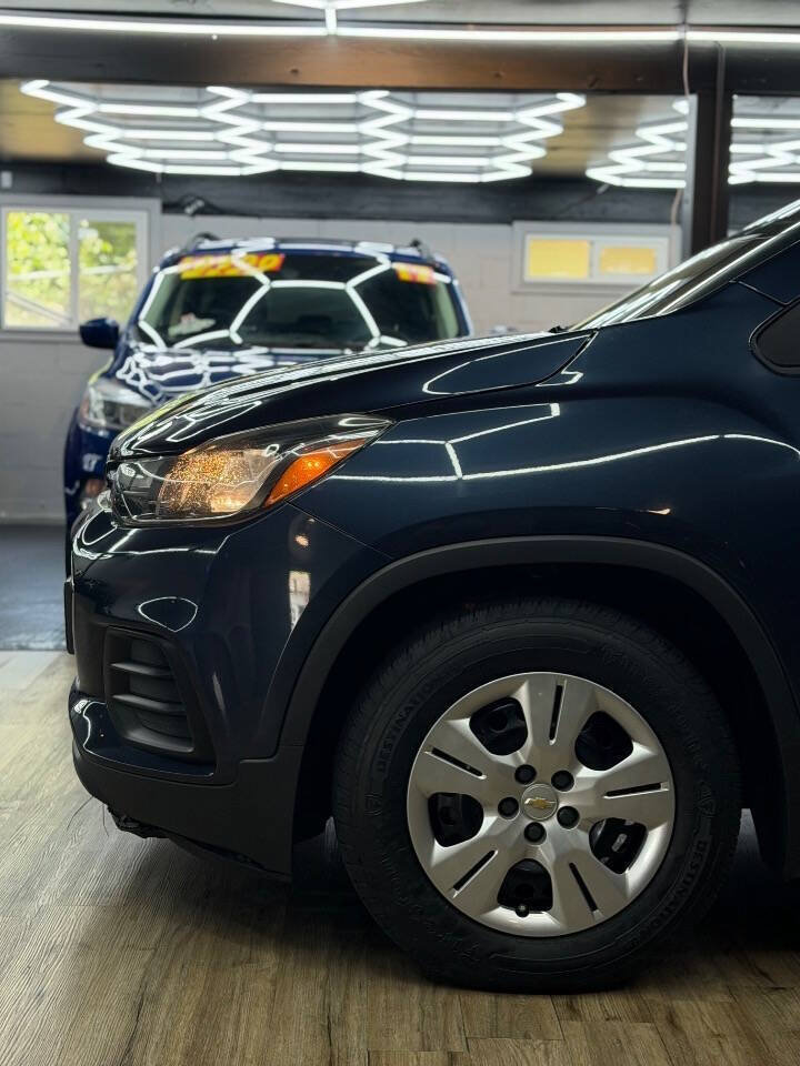 Used 2018 Chevrolet Trax LS w/ LPO, Cargo Package FWD image 3