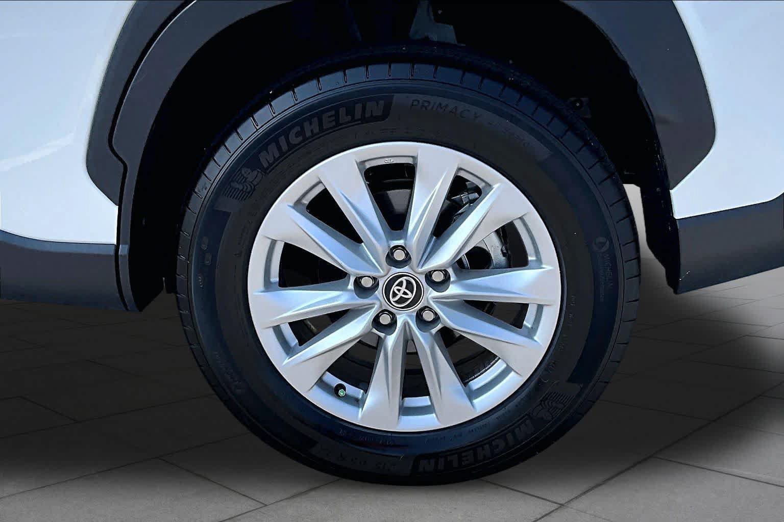 Used 2026 Toyota Corolla Cross LE w/ Moonroof Package FWD image 10