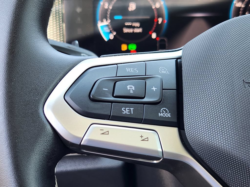 Used 2025 Volkswagen Tiguan SE AWD/4WD image 23