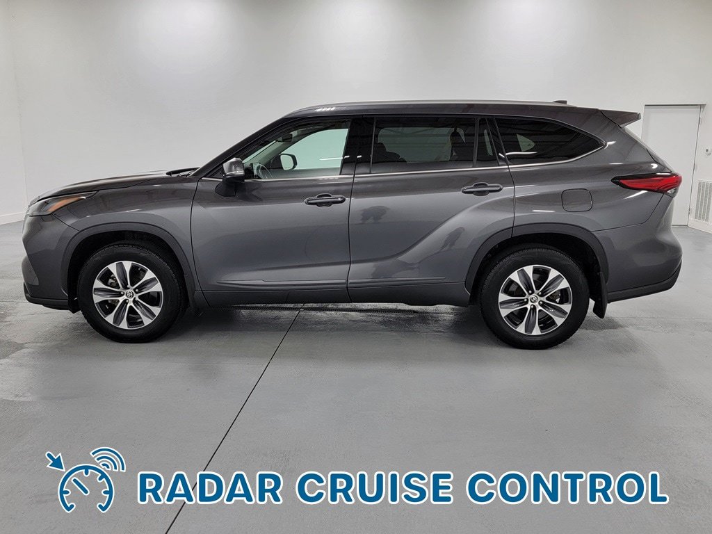 Used 2022 Toyota Highlander XLE AWD/4WD image 5