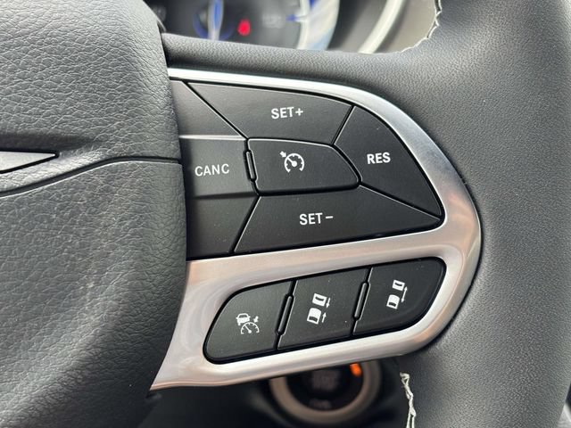 New 2027 Chrysler Pacifica Select w/ Family Tech Group AWD/4WD image 22