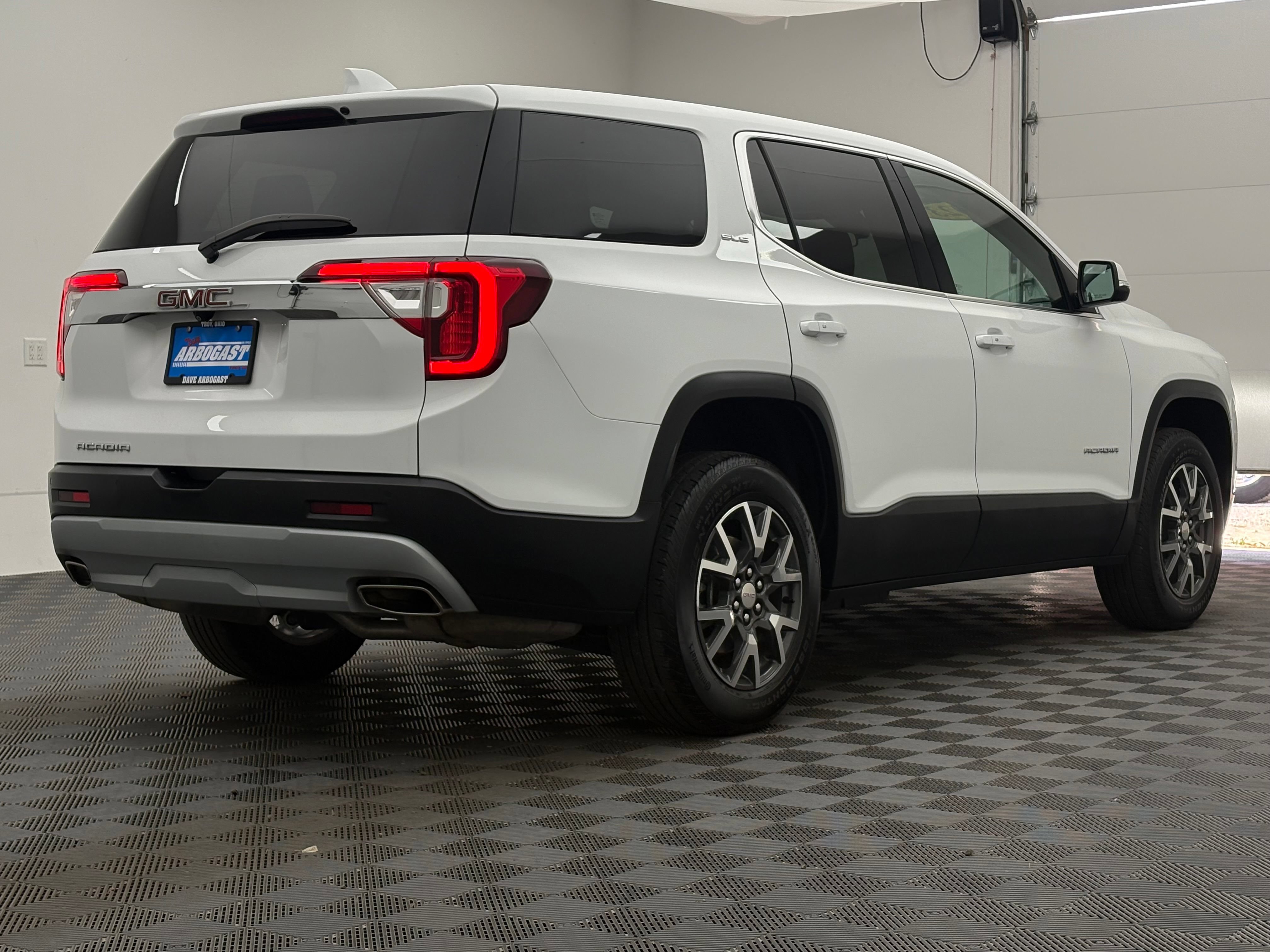Used 2023 GMC Acadia SLE FWD image 5
