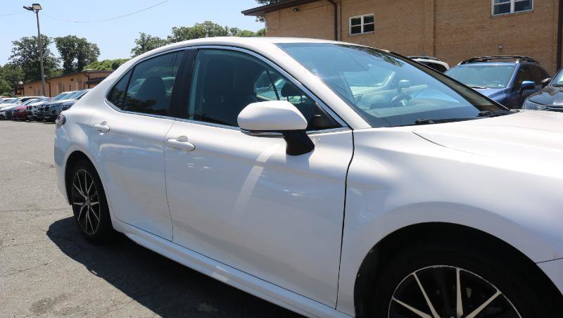 Used 2023 Toyota Camry SE FWD image 3