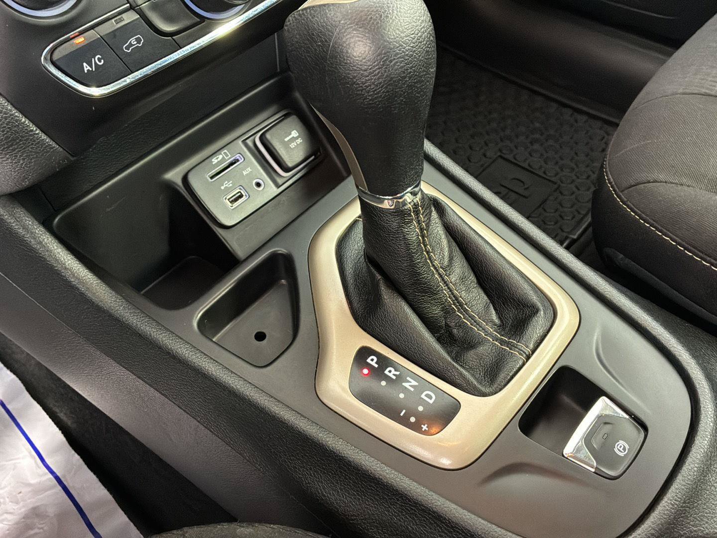 Used 2015 Jeep Cherokee Latitude w/ Cold Weather Group FWD image 34
