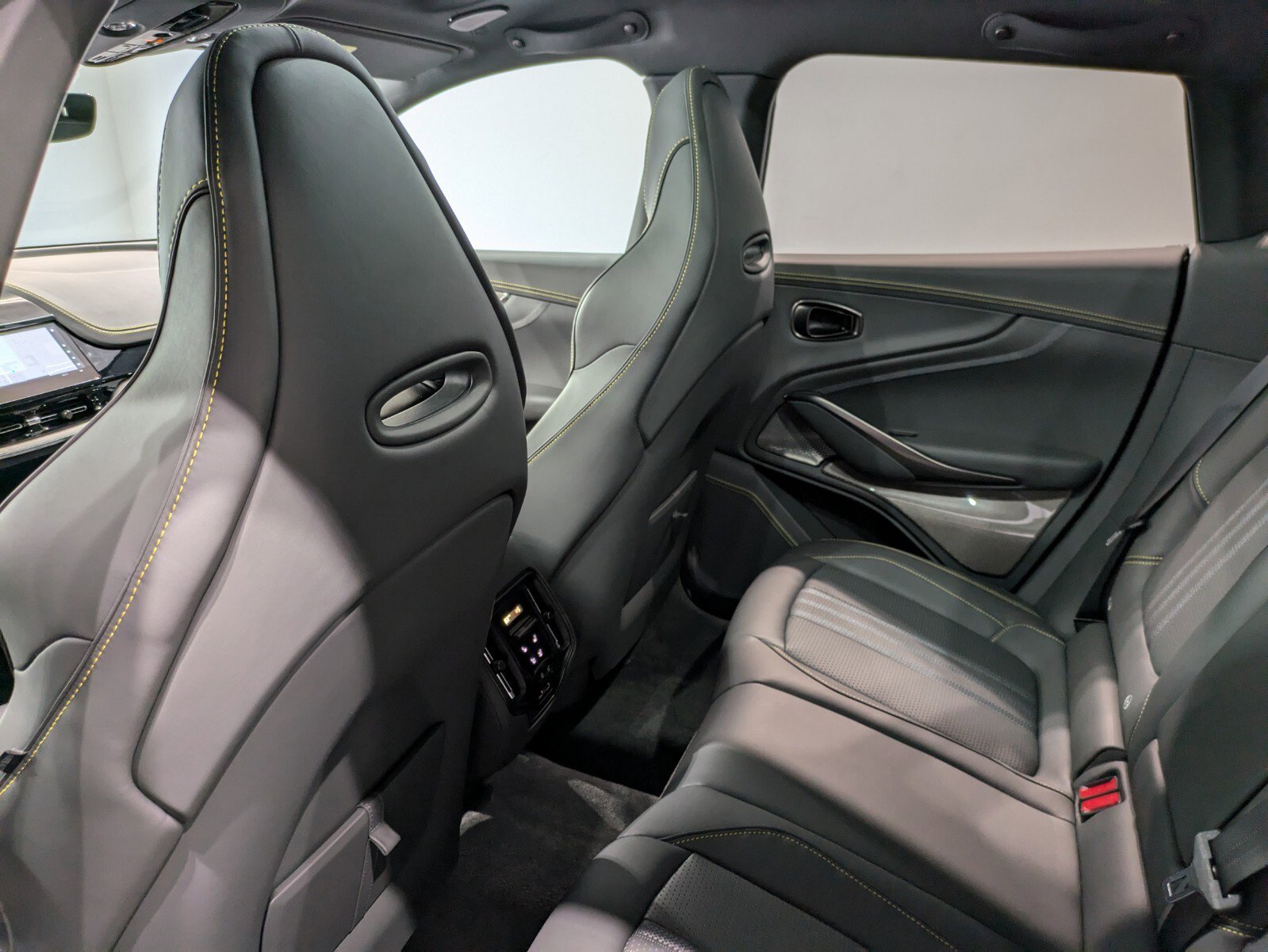 Used 2025 Aston Martin DBX 707 image 19