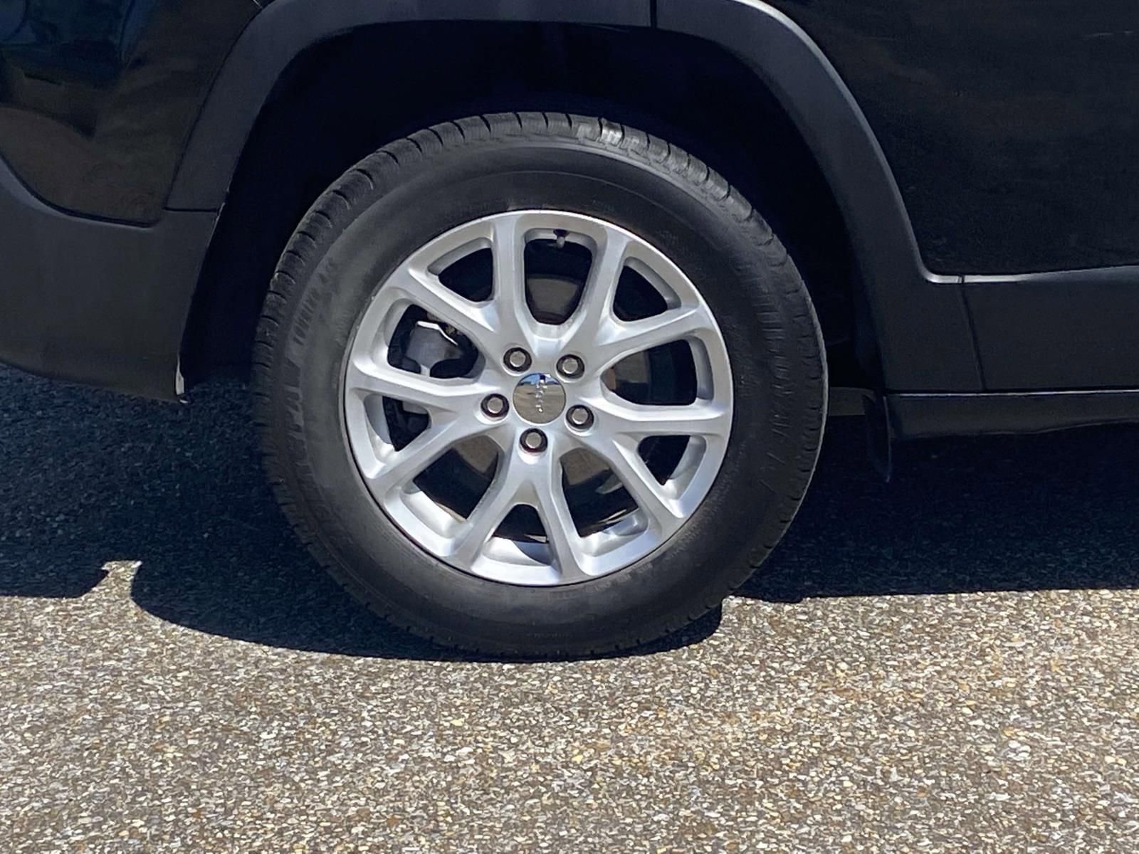 Used 2018 Jeep Cherokee Latitude Plus image 9