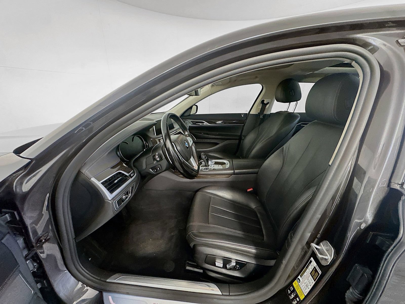 Used 2019 BMW 740i xDrive AWD/4WD image 21