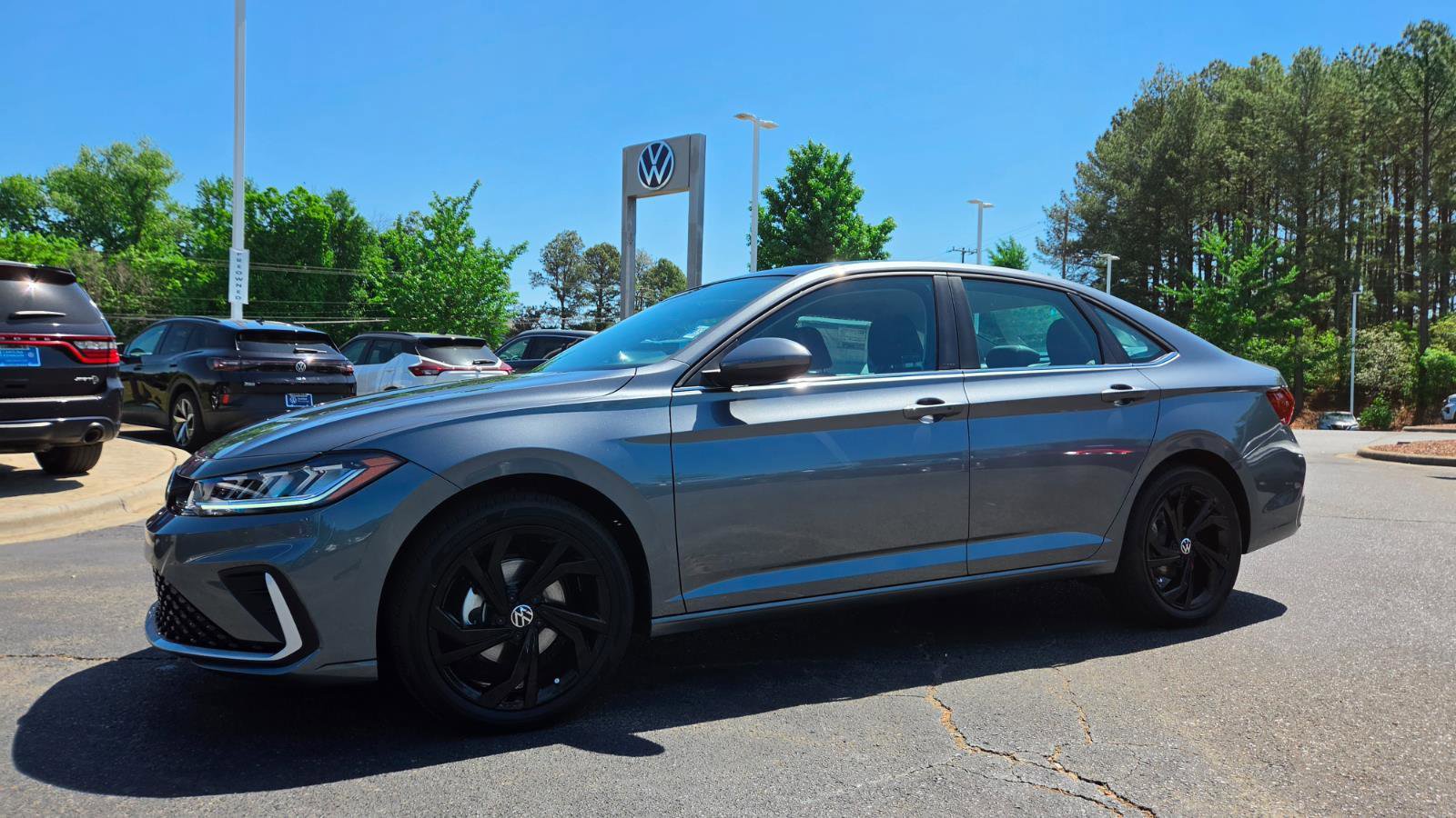 Used 2026 Volkswagen Jetta SE FWD image 4