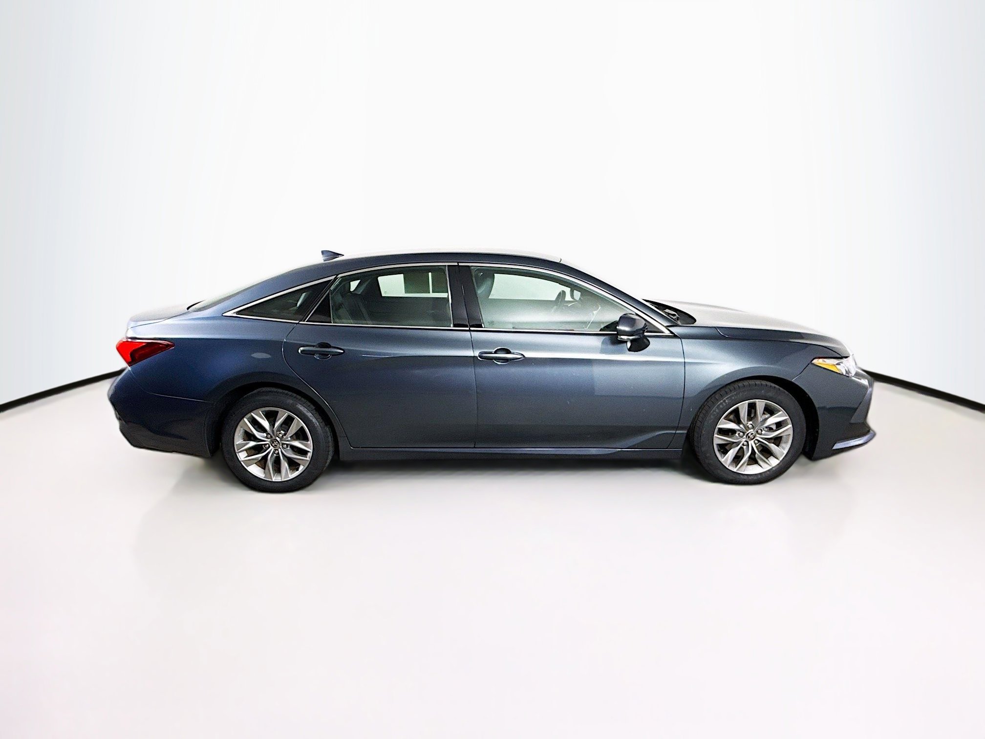 Used 2022 Toyota Avalon XLE image 2