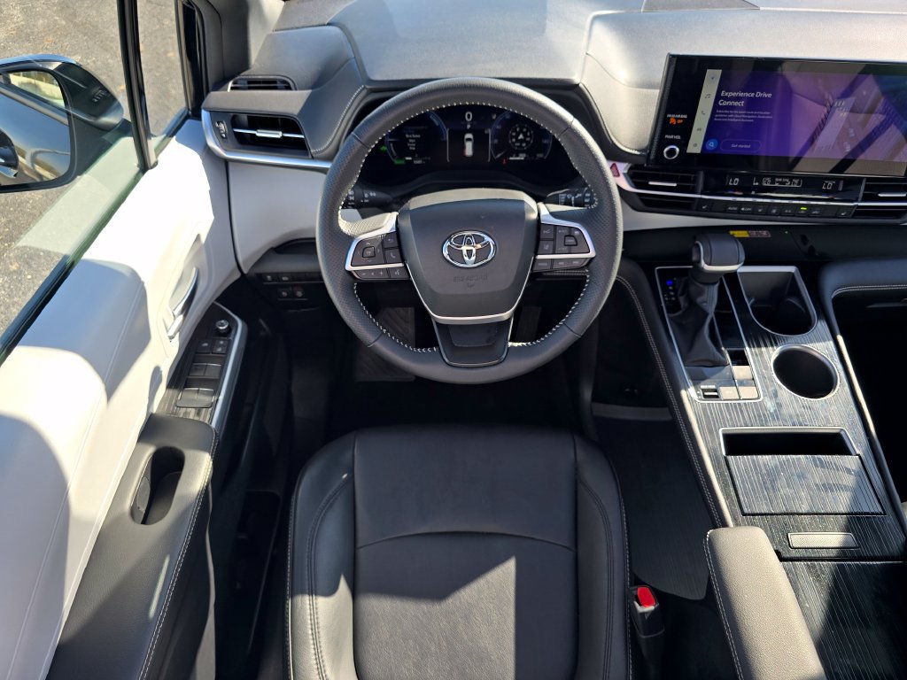 Used 2025 Toyota Sienna XSE AWD/4WD image 25