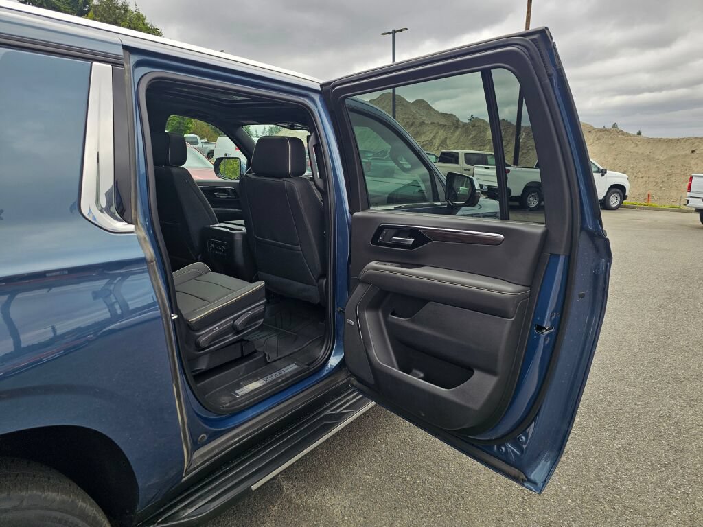 New 2026 Chevrolet Suburban Premier w/ Sun And Tow Package AWD/4WD image 28
