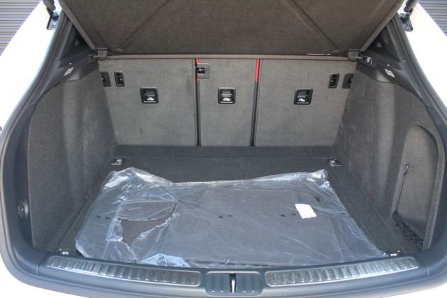 Certified 2025 Porsche Macan image 12